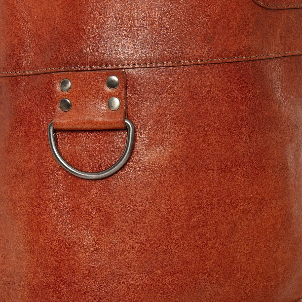Close-Up Detail of Classic Collar &amp; Heavy-Duty Zipper Hardware on Leather Apron Churrasco