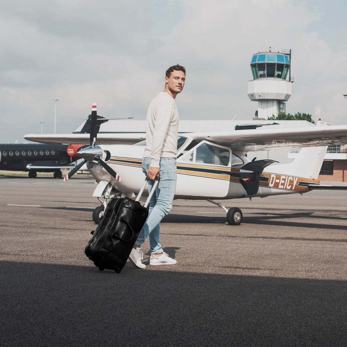 Leather Weekender Trolley Jayven - Structured Side Profile Showing Gusset Depth &amp; Expansion Capacity