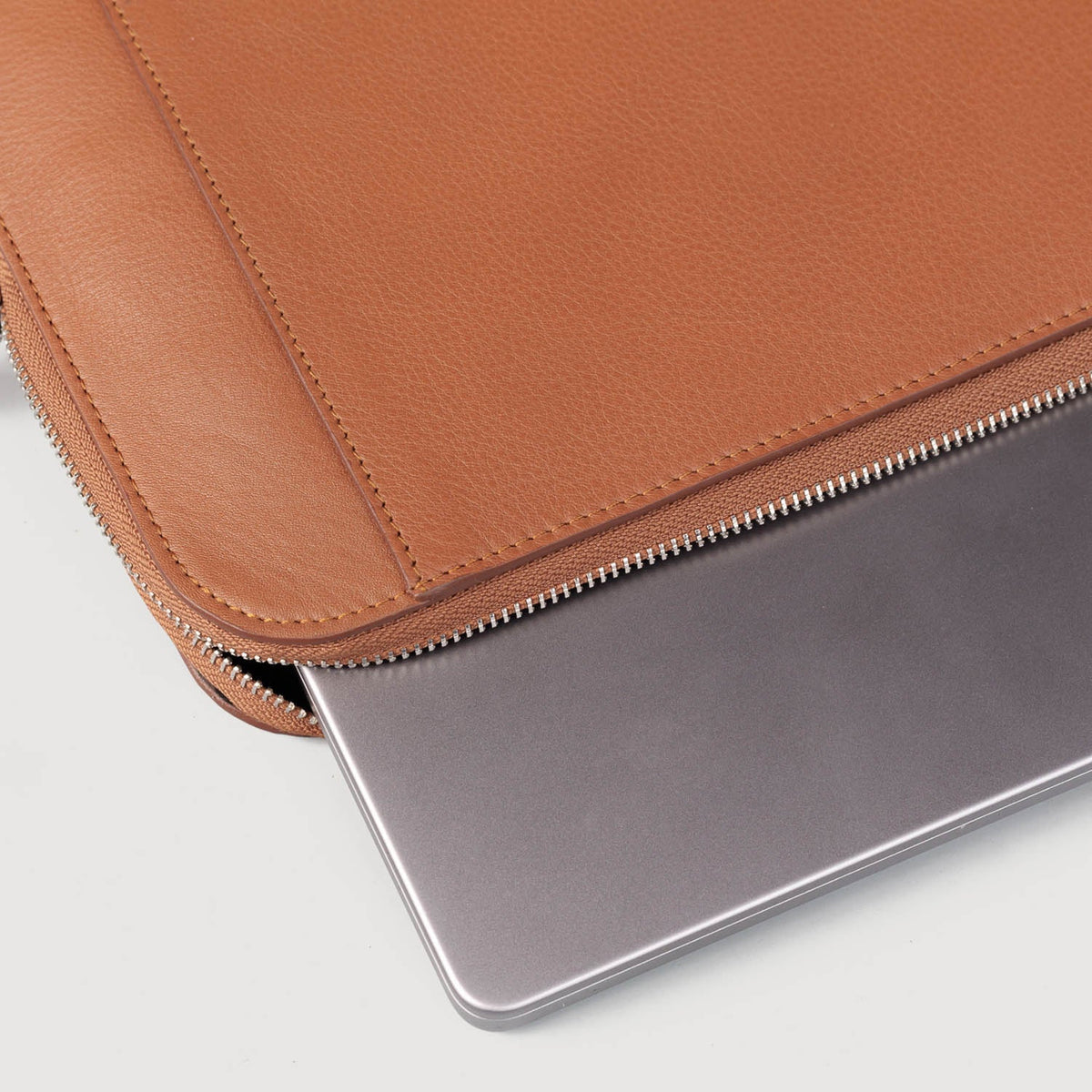 
Close-Up Detail of Classic Collar & Heavy-Duty Zipper Hardware on The Baxter Brown Leather Laptop Sleeve For Men & Women